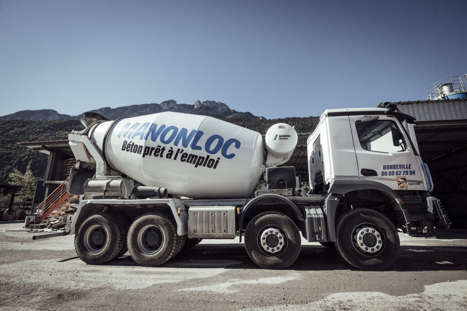 Camion toupie de l'entreprise Manonloc